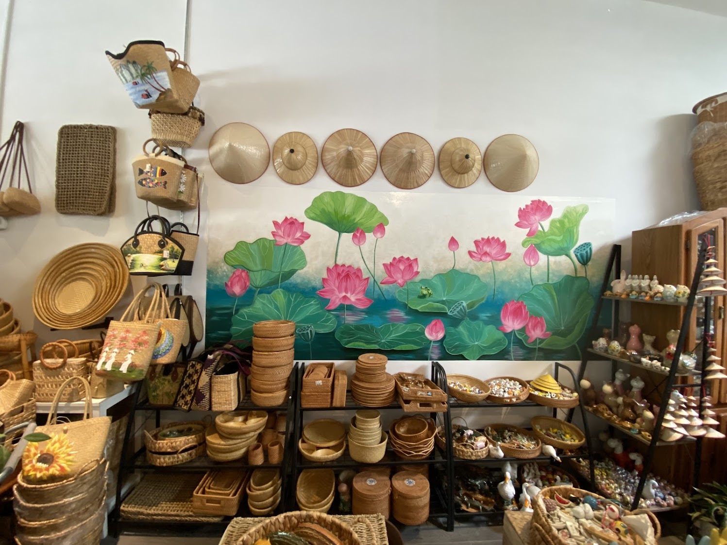 Below are 15 specific handmade gift ideas, what to look for, and how to choose the right one for each person on your list.