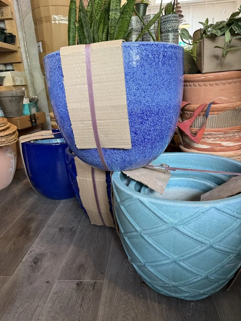 Glazed ceramic pots on a shelf, choose a pot for your plant